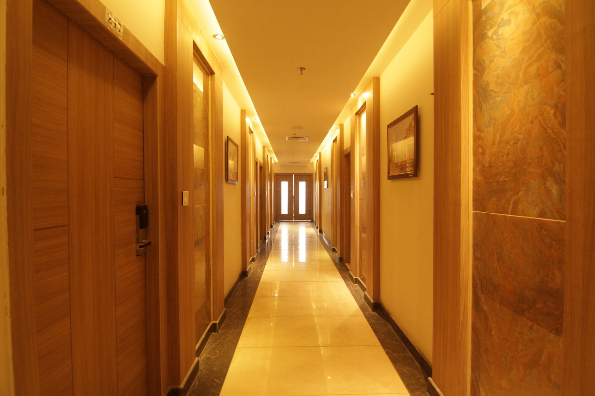 Oyo 2054 New Hotel Broadway Varanasi Ngoại thất bức ảnh